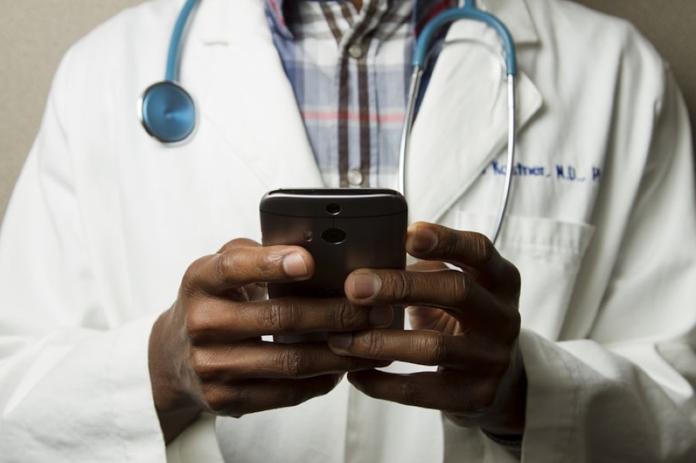Eine Ärztin mit Smartphone